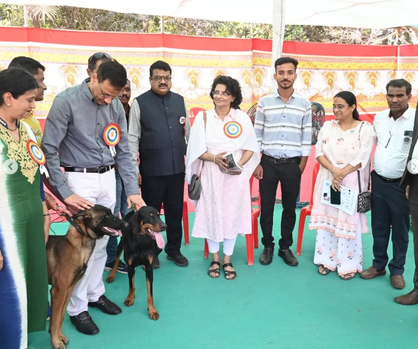 Visit Of Dignitories To Pet Arena